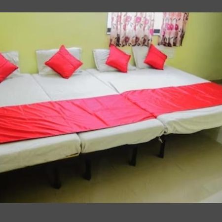Sai Gaurav Palace Hotel เชอร์ดี ภายนอก รูปภาพ