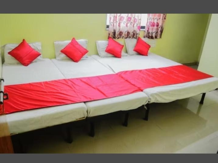 Sai Gaurav Palace Hotel เชอร์ดี ภายนอก รูปภาพ
